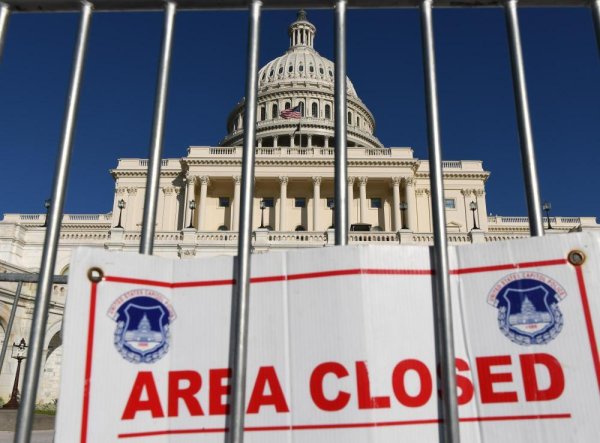 互联网股票配资 政府“停摆”致空管无薪上岗，美国多地航班延误