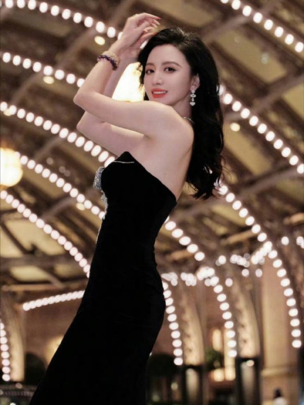 港股配资 张萌红毯事故引爆热搜！肩带崩裂淡定应对，一句话让粉丝彻底服了